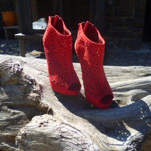 Ladies Red Heels Suede Shootie, Size 8!